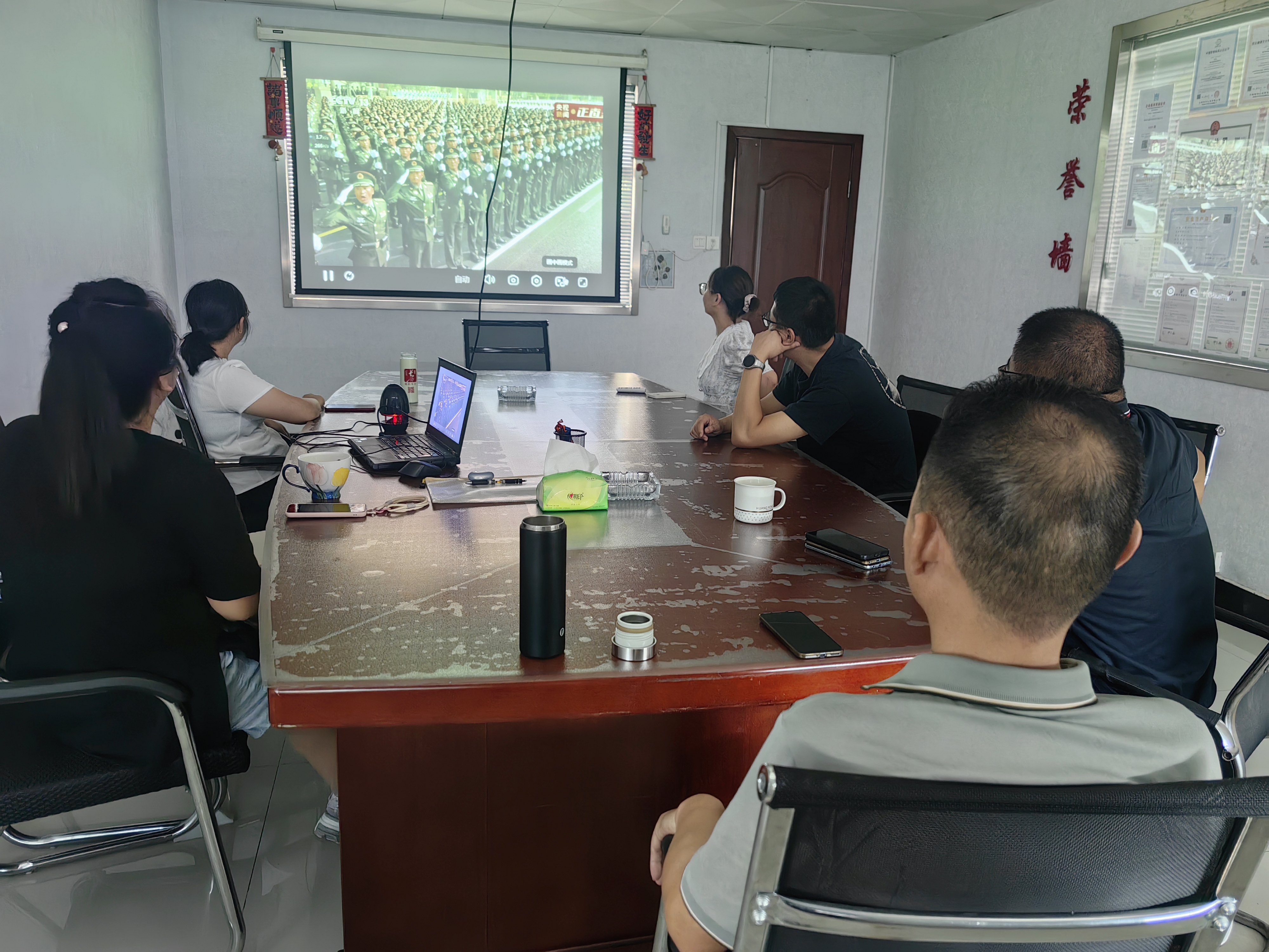 閱兵礪誌，同心（xīn）奮進