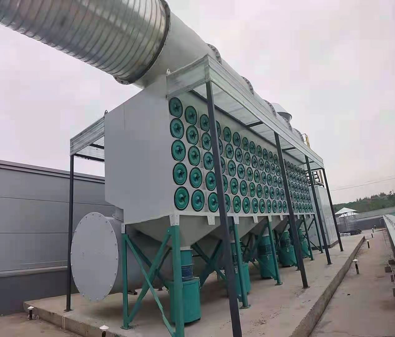 青（qīng）島客戶橫裝式濾筒除塵器安裝完成